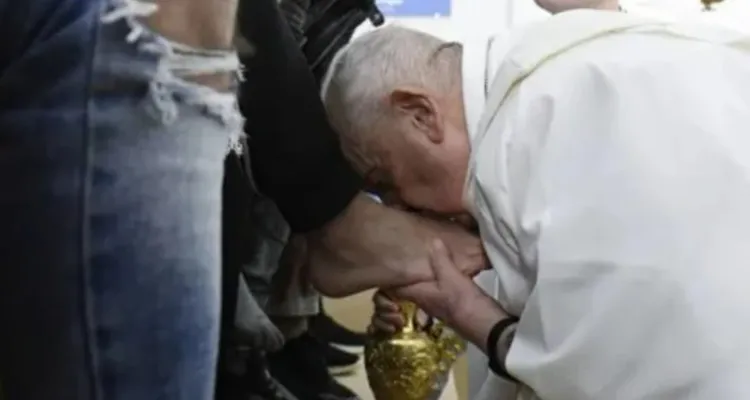 Imagem ilustrativa da notícia Vídeo: papa lava pés de 12 adolescentes infratores em Roma