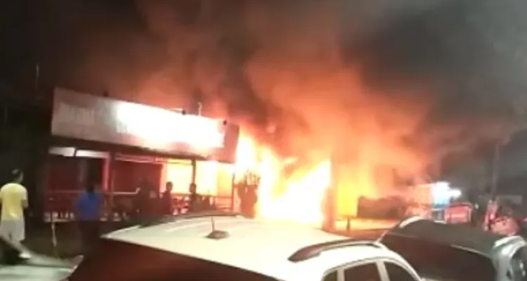 Imagem ilustrativa da notícia Vídeo: incêndio destrói depósito de reciclagem em Castanhal