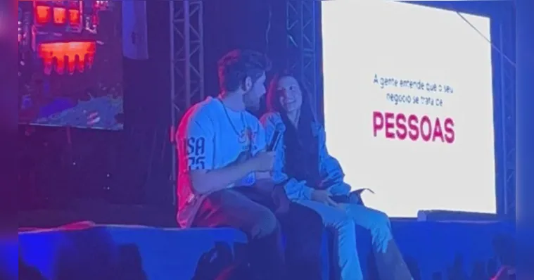 Imagem ilustrativa da notícia Ana Castela ganha surpresa de Gustavo Mito em show