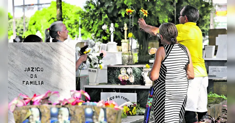 Imagem ilustrativa da notícia Em cemitério, muita saudade das mães que já morreram