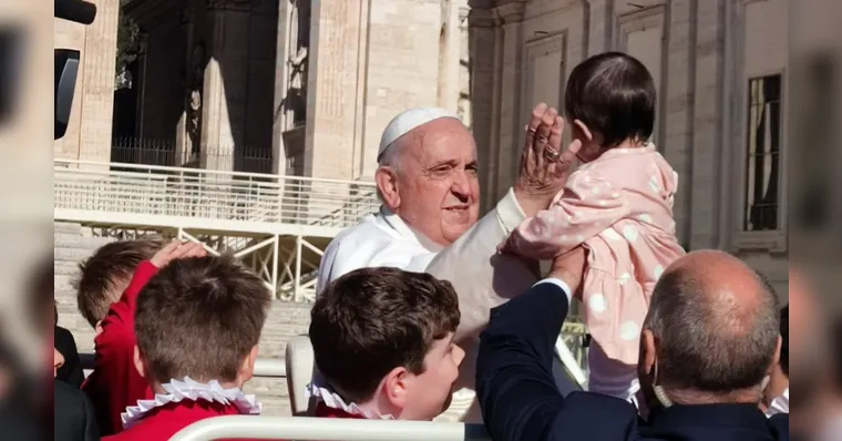 Imagem ilustrativa da notícia Vídeo: Papa abençoa bebê paraense no Vaticano