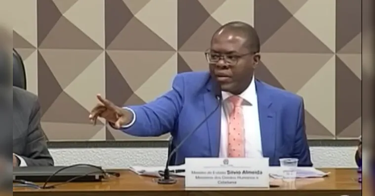 Imagem ilustrativa da notícia Vídeo: Girão tenta entregar feto falso a Silvio Almeida
