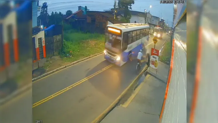 Imagem ilustrativa da notícia Vídeo: roda se desprende de ônibus e quase atinge ciclista
