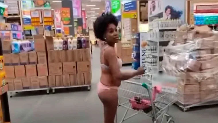 Imagem ilustrativa da notícia Vítima de racismo, professora tira roupa em supermercado
