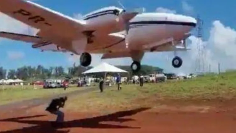 Imagem ilustrativa da notícia Vídeo: avião quase atropela homem em pista de pouso em SP