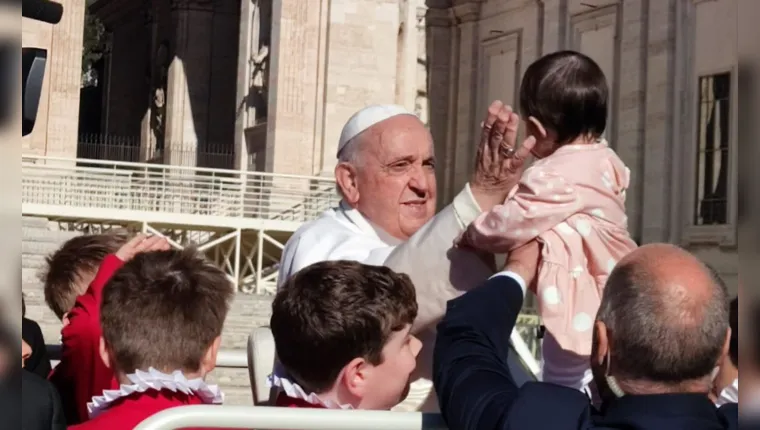 Imagem ilustrativa da notícia Vídeo: Papa abençoa bebê paraense no Vaticano