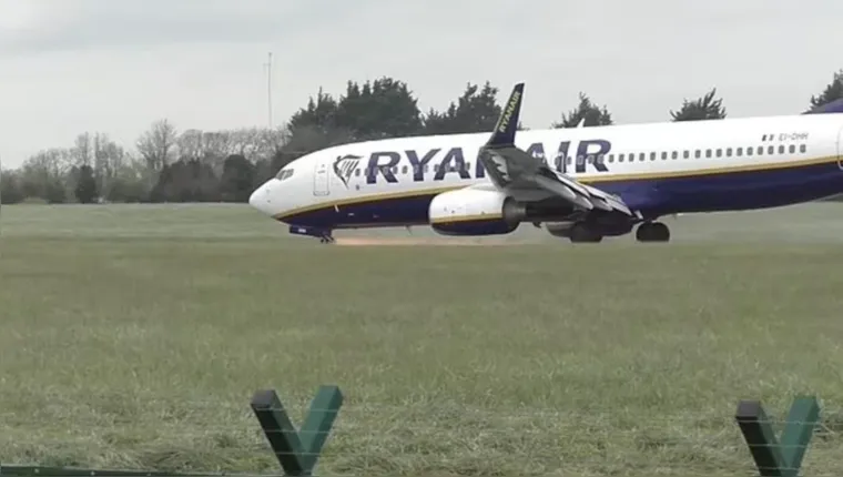 Imagem ilustrativa da notícia Vídeo: avião falha e roda dianteira quebra durante pouso 