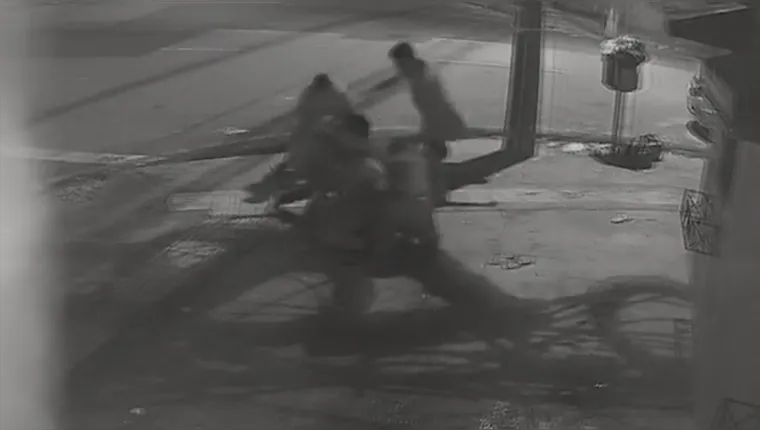 Imagem ilustrativa da notícia Vídeo mostra PM espancado após briga em bar no Umarizal