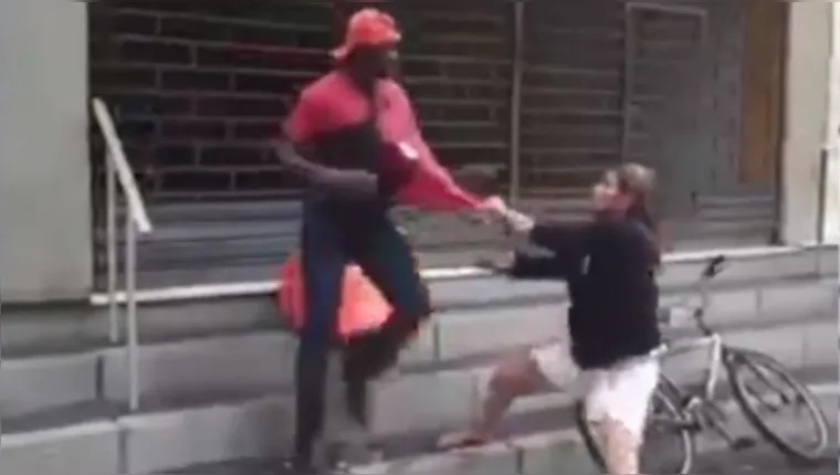 Imagem ilustrativa da notícia Vídeo: Mulher agride entregador com "chicotadas" de coleira