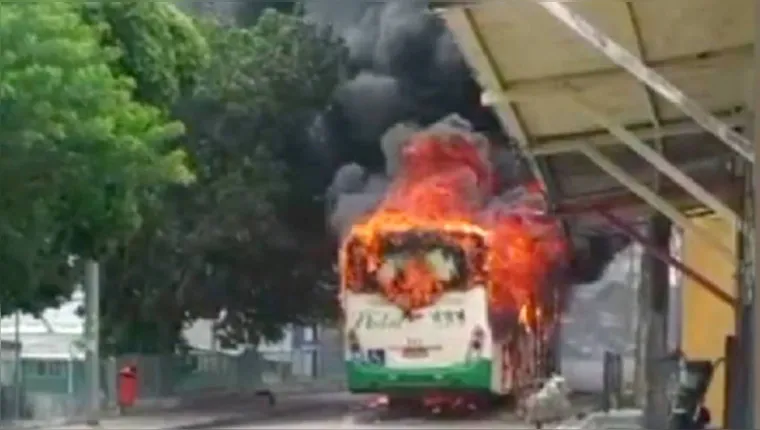 Imagem ilustrativa da notícia RN: ônibus são queimados e alvo de tiros em novos ataques 