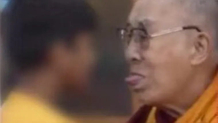 Imagem ilustrativa da notícia Dalai-lama se desculpa por pedir a garoto um beijo na língua