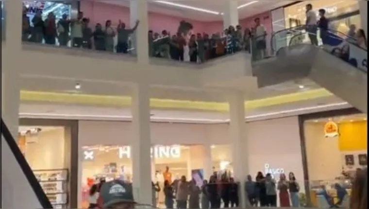 Imagem ilustrativa da notícia Vídeos de clientes cantando louvores em shopping viralizam
