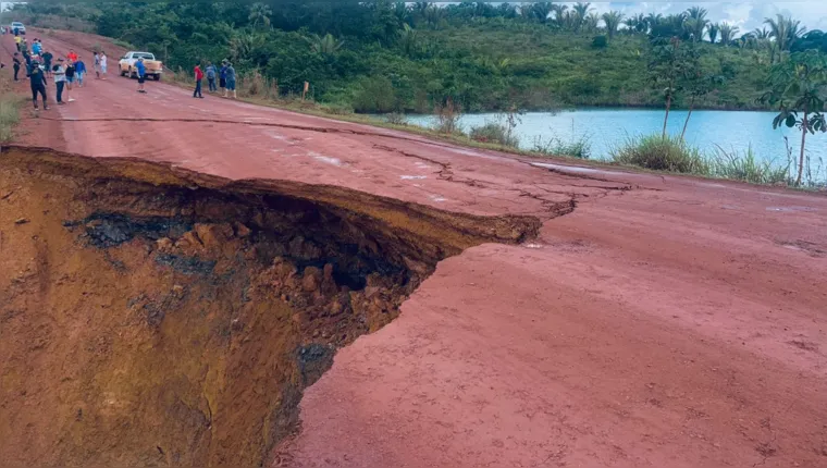 Imagem ilustrativa da notícia Vídeo: cratera se abre na rodovia Santarém-Cuiabá no Pará