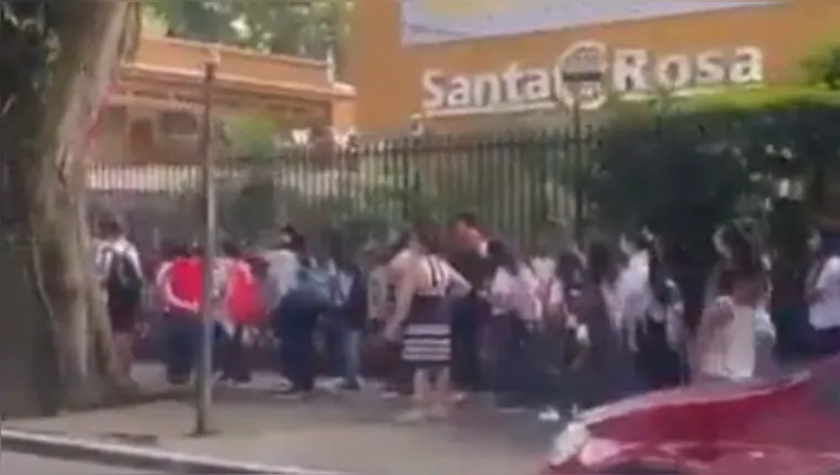 Imagem ilustrativa da notícia Vídeo: alunos fazem fila para serem revistados no Santa Rosa