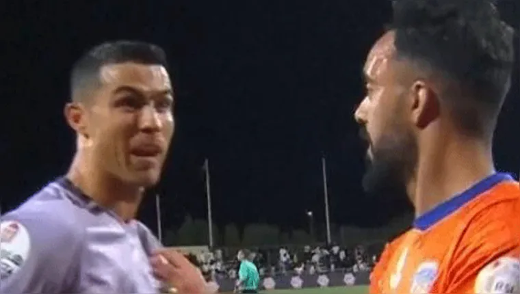 Imagem ilustrativa da notícia Vídeo: Cristiano Ronaldo se revolta com rival após empate