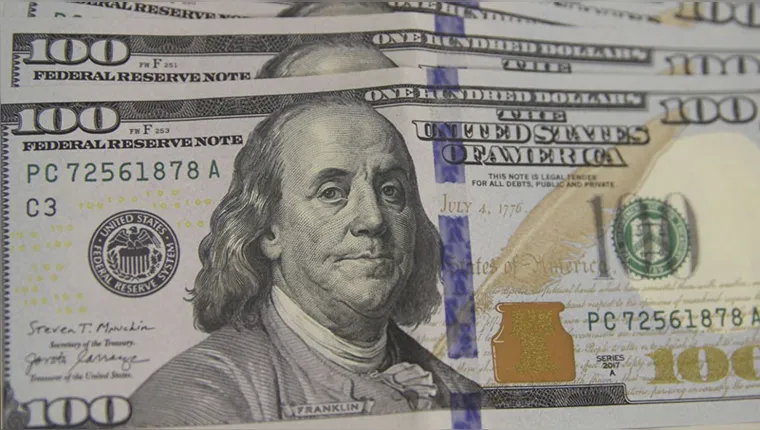 Imagem ilustrativa da notícia Dólar cai para R$ 5,24 após ajuda a bancos estrangeiros