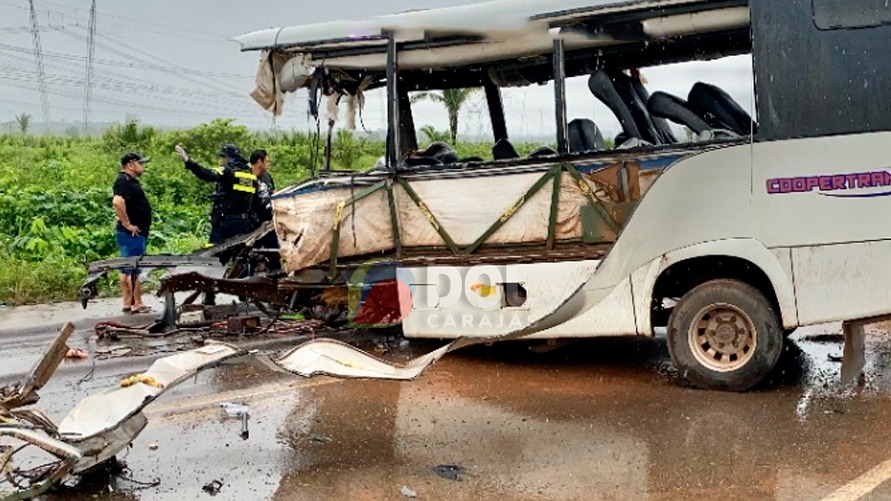 A parte diateira do micro-ônibus ficou completamente destruída no acidente.