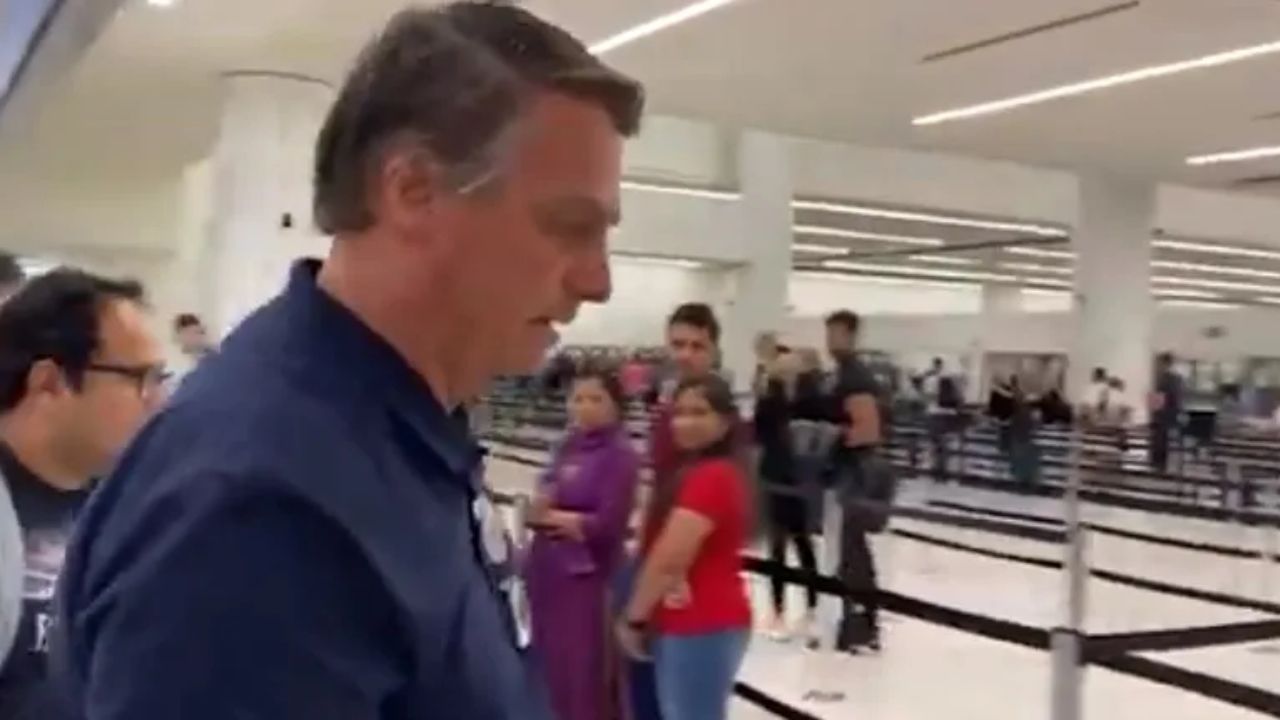 Após três meses nos Estados Unidos, Bolsonaro embarcou em Orlando rumo a Brasília na noite desta quarta.