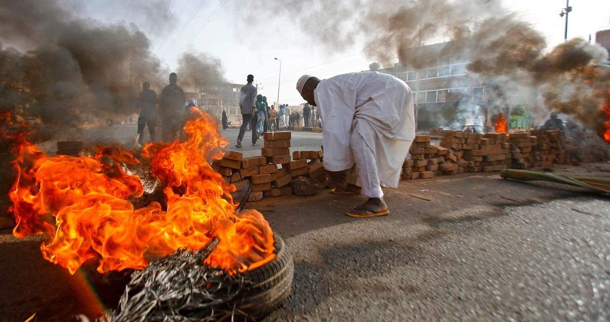 Paramilitares tomam palácio presidencial no Sudão