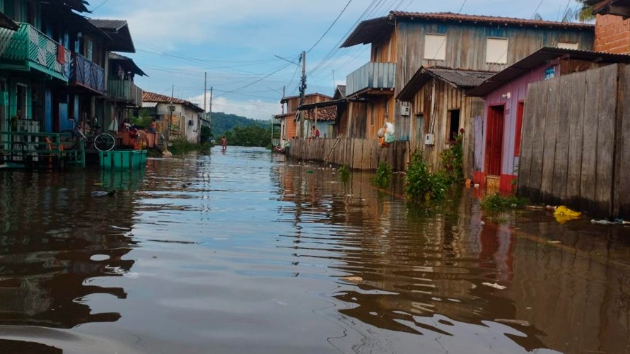 Moradores da região relataram a chegada das águas em suas casas, que já começaram a sofrer danos materiais