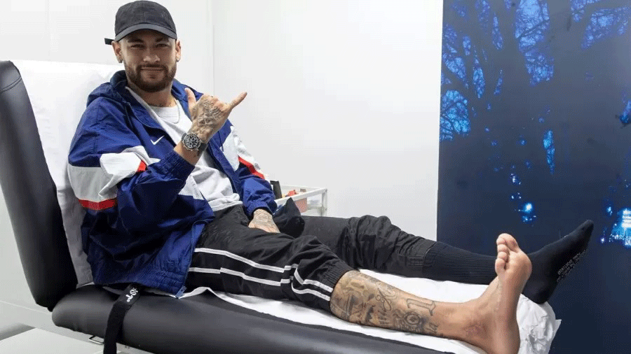 Neymar retira bota de imobilização e recuperação anima PSG