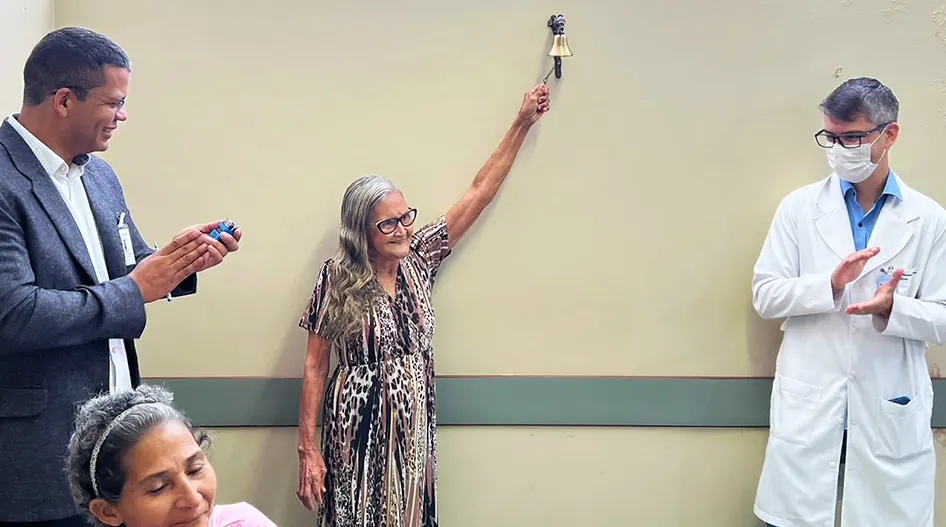 Cacilda de Freitas da Silva, de 84 anos, moradora da Vila Permanente, em Tucuruí, badalou o sino quando concluiu sua última sessão de radioterapia