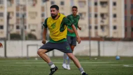 Ricardinho, que estreou na rodada passada com a camisa do Floresta, deve ser acionado durante a partida deste domingo (18) diante de seu ex-clube, na Curuzu.