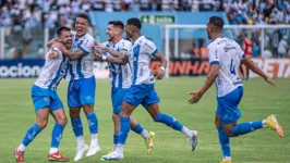 Ao lado de de Nenê Bonilha (esquerda), jogadores comemoram gol do Papão contra o São José-RS