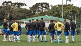 Elenco bicolor acompanha atentamente as instruções do técnico Marquinhos Santos