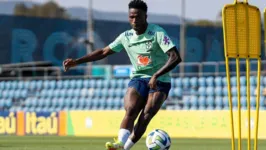 Vinicius Junior durante treinamento da Seleção Brasileira, em Barcelona.