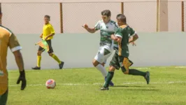 O governador participou de uma partida durante a entrega do Estádio