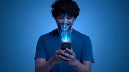 O que diferencia a luz do sol com a luz do celular é a dose