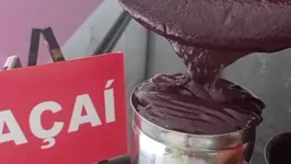 Vinho e bandeira do açaí em um ponto comercial da cidade de Belém