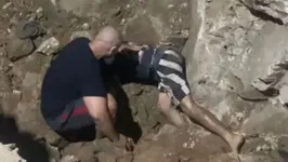 Adolescente caiu em buraco de obra ao tentar resgatar bola durante brincadeira em Sobral.