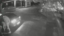 Momento em que a jovem é tirada do carro