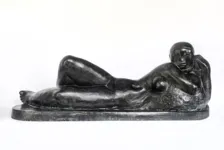 Adolescente reclinada. Década de 1940. 34 x 1,04 x 40 cm. Bronze.