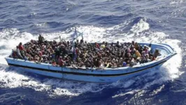 Barco no mar Mediterrâneo repleto de refugiados e migrantes