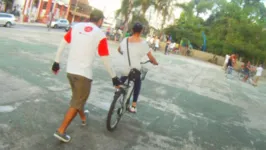 Projeto Bike Anjo ensina crianças e adultos a andarem de bicicleta em Belém.