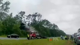 Motorista sobe em rampa de guincho e voa mais de 30 metros