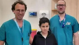 Os cirurgiões Ohad Einav e Ziv Asa com Suleiman Hassan, 12 anos