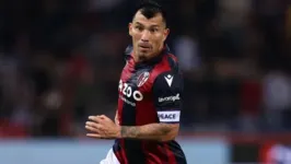 Zagueiro do Bologna, Medel continua a ser convocado para a seleção do Chile mesmo aos 35 anos.