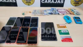 Drogas, celulares, cartões e outros itens foram flagrados na residência