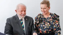 O presidente Lula e a primeira-ministra da Dinamarca, Mette Frederiksen, em encontro em Bruxelas nesta terça (18)