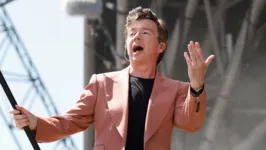 Imagem ilustrativa da notícia Rick Astley arrasa com covers dos The Smiths em festival