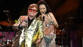 Elton John and Rina Sawayama no festival de música de Glastonbury,