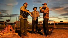O power trio do Celeiro Country Band traz no repertório clássicos do blues, rock e música folk
