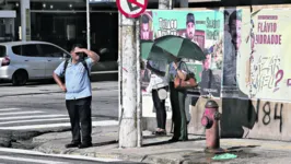 Nas ruas, a população sofre para se esconder dos raios solares