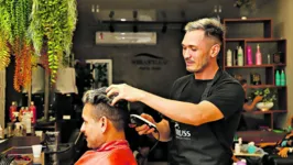O cabeleireiro Samuel Estrão é um dos profissionais que trabalha no setor de serviços