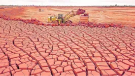 Por meio do Tailings Dry Backfill, os rejeitos inertes da mineração de bauxita são devolvidos às áreas já abertas e mineradas