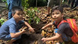 O pequeno Thiago Albuquerque, à esquerda, viveu uma experiência única ao ter contato direto com a natureza